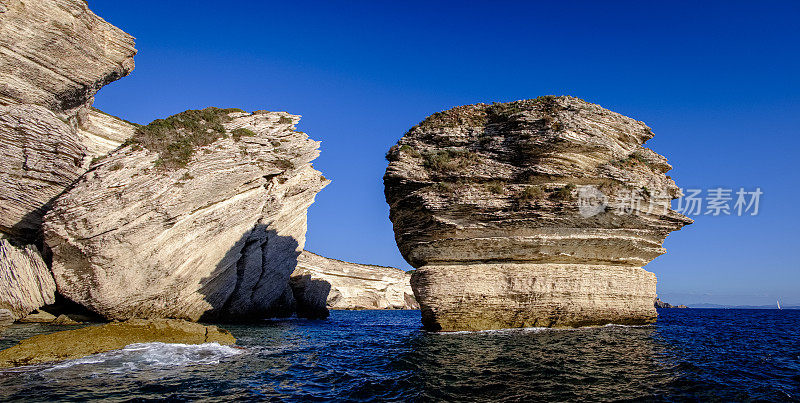 Bonifacio的白色石灰岩悬崖和著名的，风景如画的科西嘉“le grain de sable”岩层，法国。